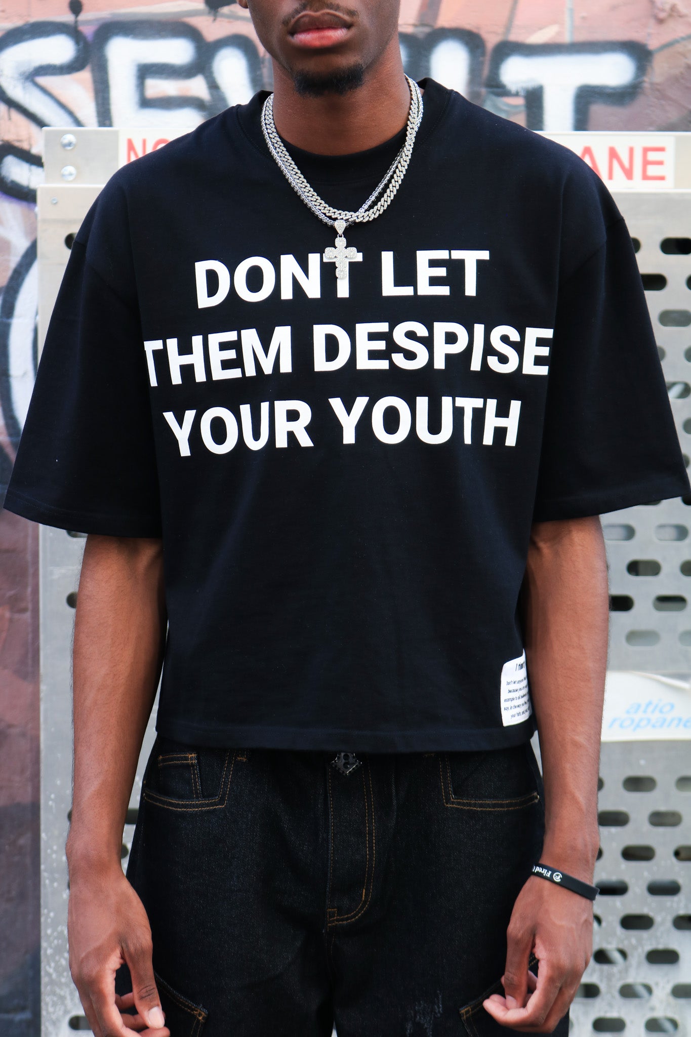"DONT LET THEM DESPISE YOUR YOUTH" Cropped T-Shirt - BLACK