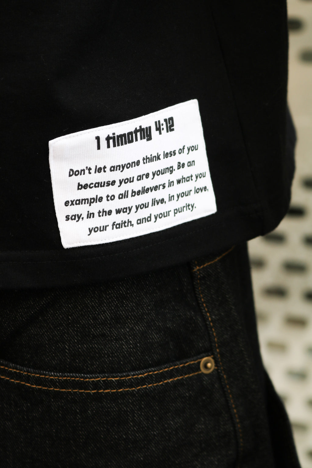 "DONT LET THEM DESPISE YOUR YOUTH" Cropped T-Shirt - BLACK