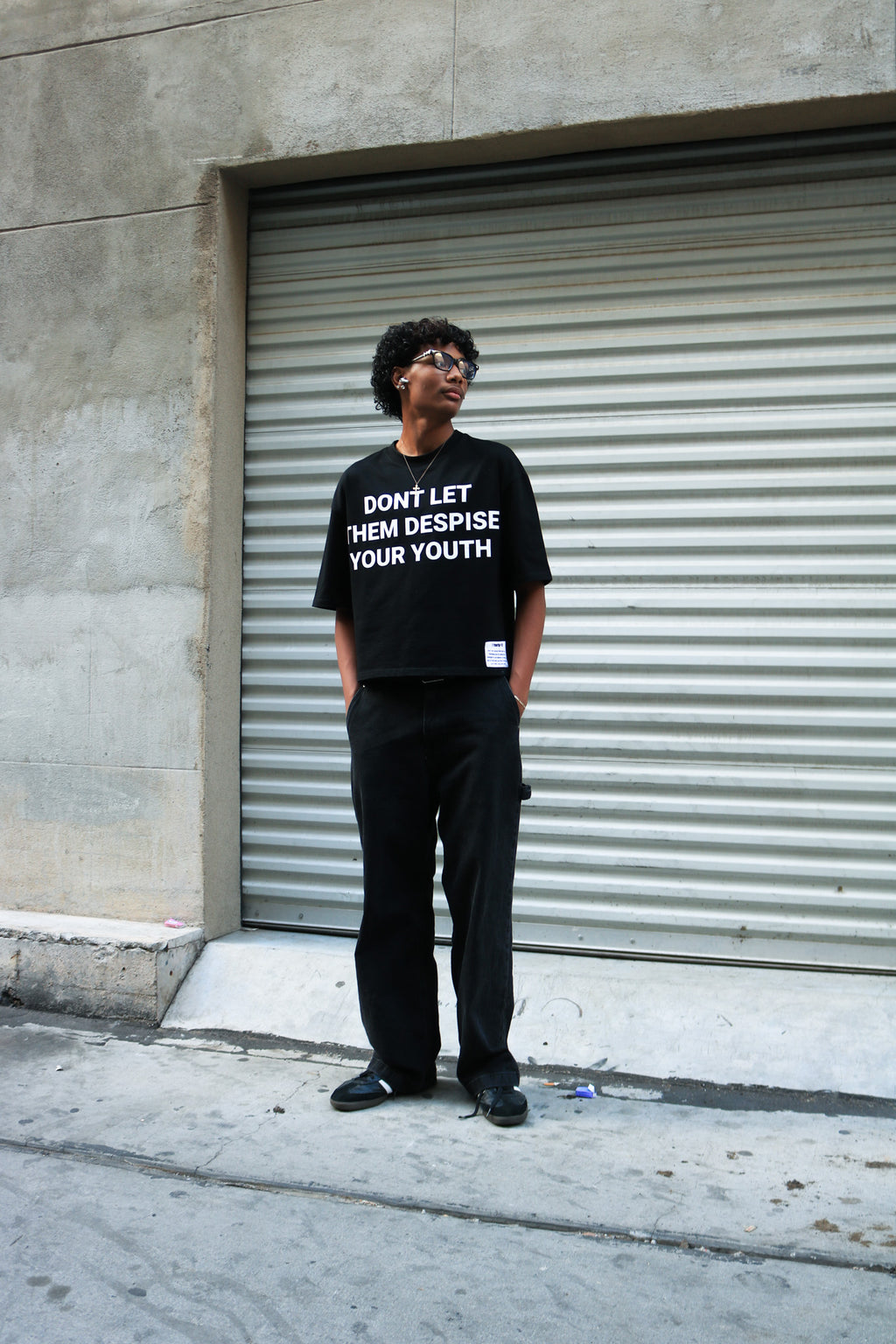 "DONT LET THEM DESPISE YOUR YOUTH" Cropped T-Shirt - BLACK